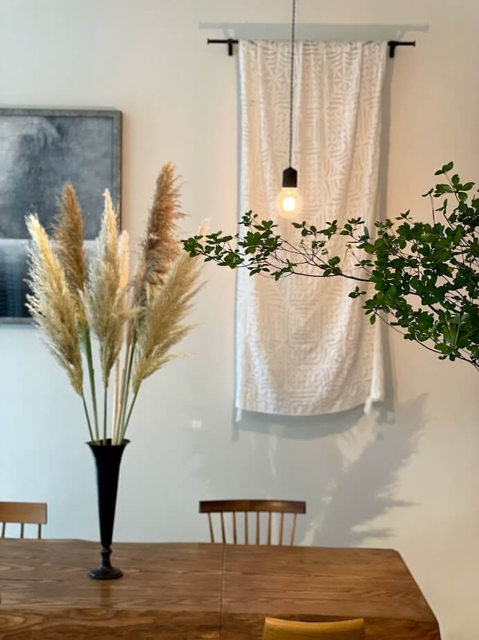 カフェスペースの植物やテーブルの写真